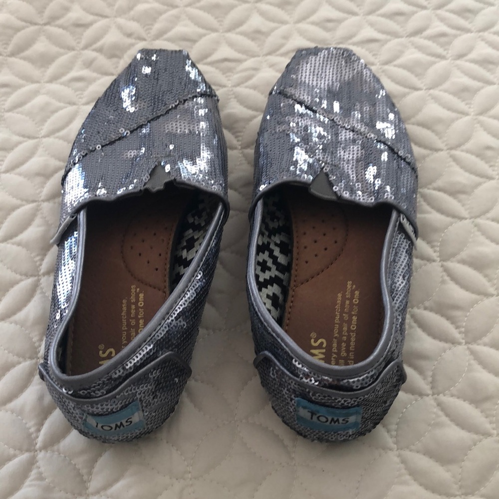 Toms girl’s shoes size W6.